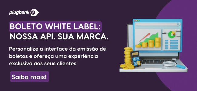 Banner promocional para a API de boletos white label do Plugbank. Mostra a emissão de boletos personalizáveis com laptop, moedas, cartões de crédito e gráficos analíticos. O botão diz "Saiba mais!" em um fundo roxo elegante.