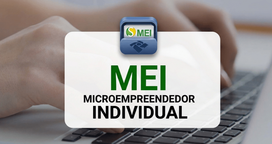 Logotipo da MEI posicionado sobre uma pessoa digitando em um laptop.