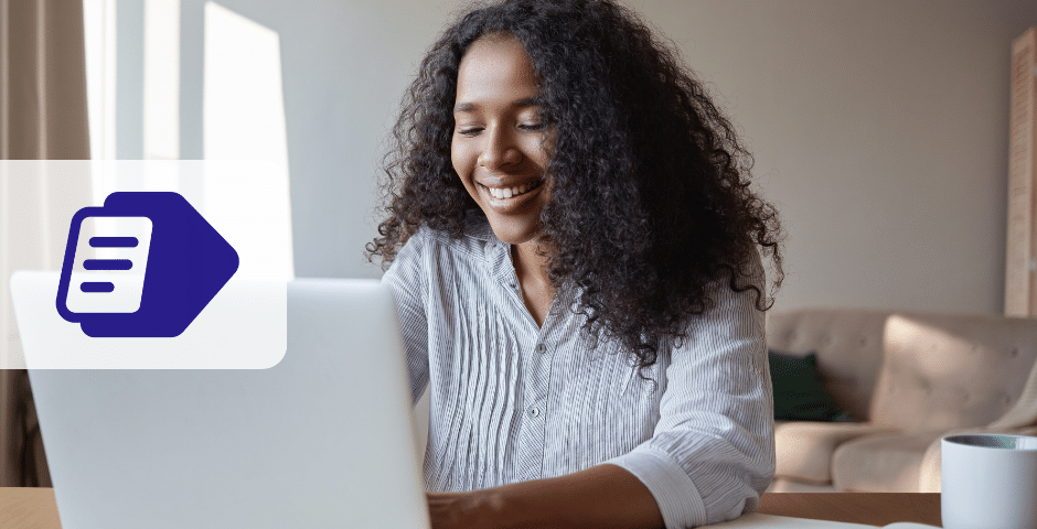 emitir e pagar guia DAS: jovem mulher negra mexendo no computador