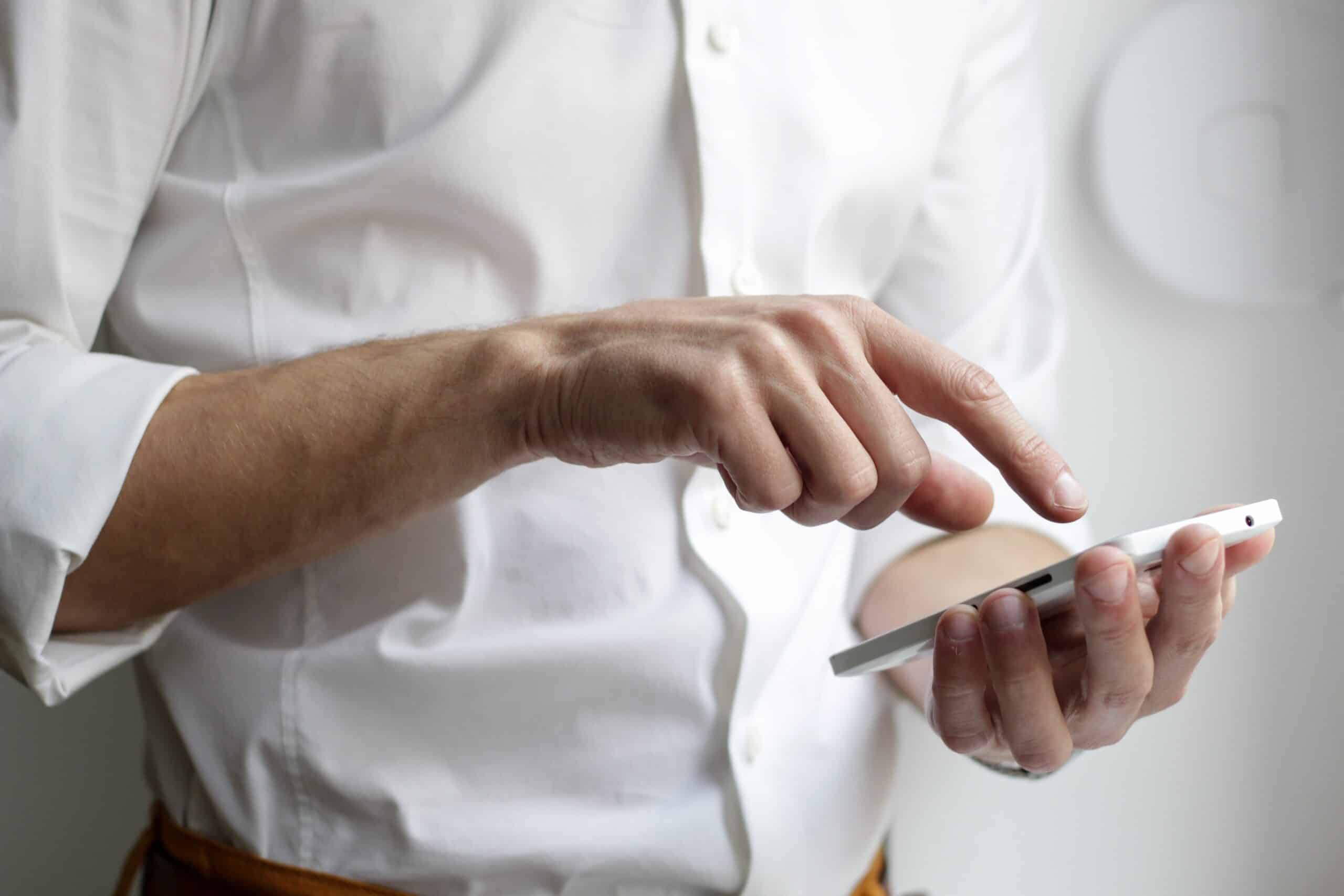 Homem segurando um smartphone