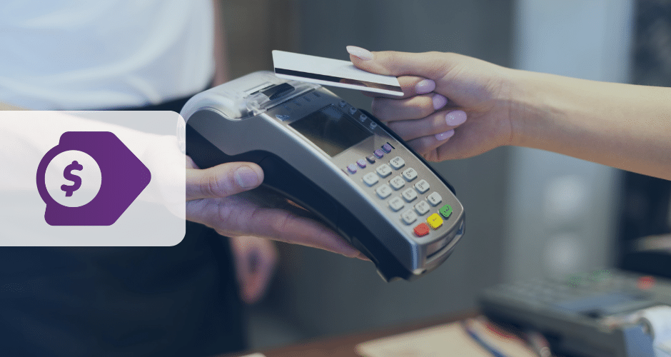 Uma pessoa entrega um cartão de crédito a outra pessoa que segura um terminal de pagamento preto com botões e uma pequena tela. Esta cena de transação, possivelmente em uma loja de varejo ou restaurante, destaca meios de pagamento modernos integrados a sistemas ERP para operações contínuas.