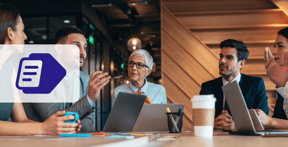 Um grupo de cinco pessoas está sentado ao redor de uma mesa em um escritório moderno, envolvido em uma discussão sobre a Nota Técnica 2024.003. Laptops, cadernos e uma xícara de café estão sobre a mesa. Um logotipo com um ícone de documento estilizado está em primeiro plano no lado esquerdo da imagem.