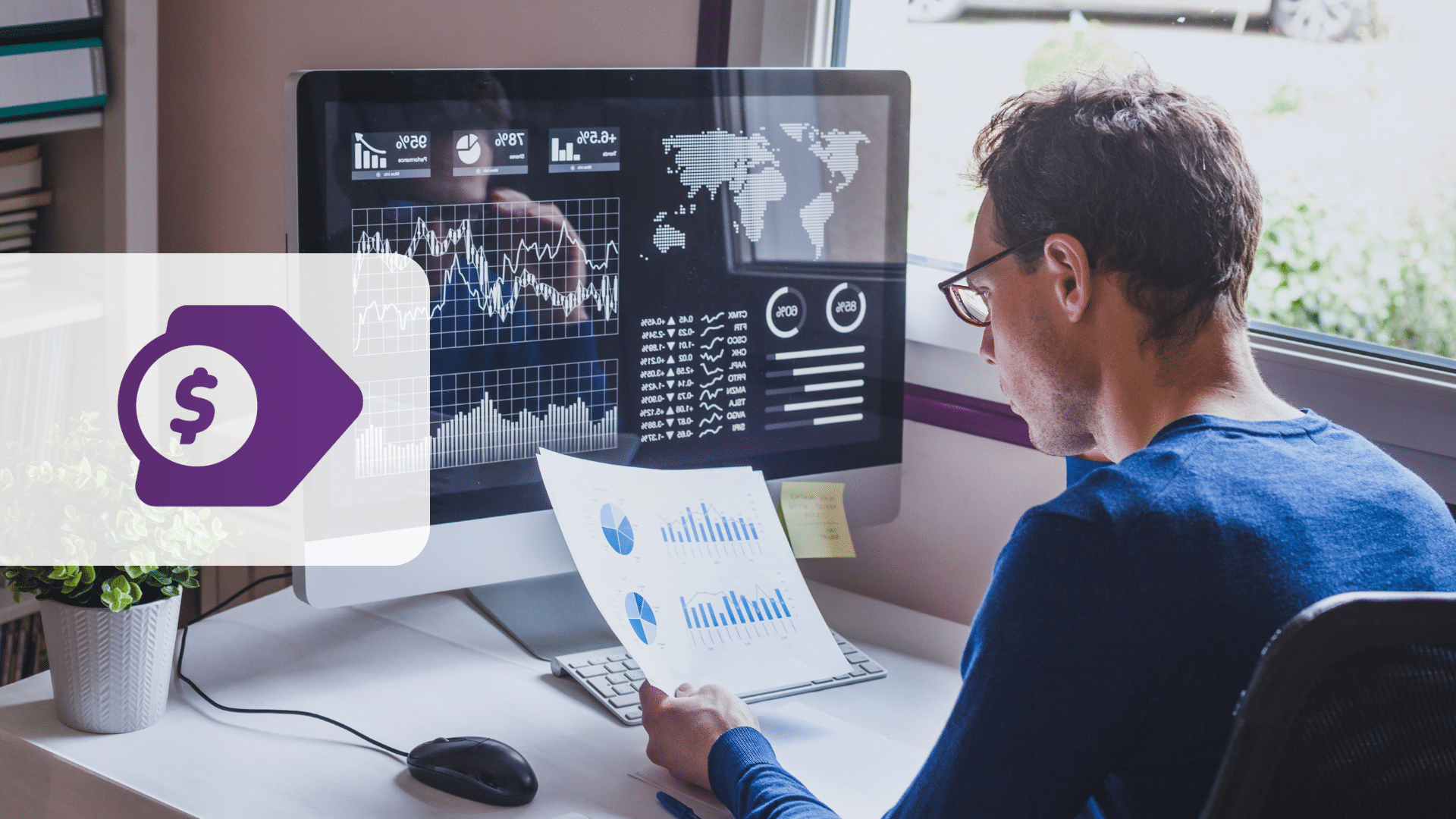 Um homem usando óculos, possivelmente um desenvolvedor, analisa gráficos financeiros em uma tela de computador. Ele segura gráficos impressos mostrando gráficos de barras e pizza, enquanto um ícone de etiqueta de preço com um cifrão paira sobre a imagem. Uma grande janela está ao fundo, dando um ar de clareza ao seu foco.