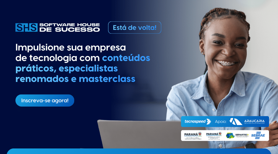 Mulher sorridente com cabelo trançado senta-se em uma mesa usando um laptop. Um banner azul promove o evento de tecnologia Software House de Sucesso, apresentando masterclasses e conteúdo especializado, como ESG para empresas