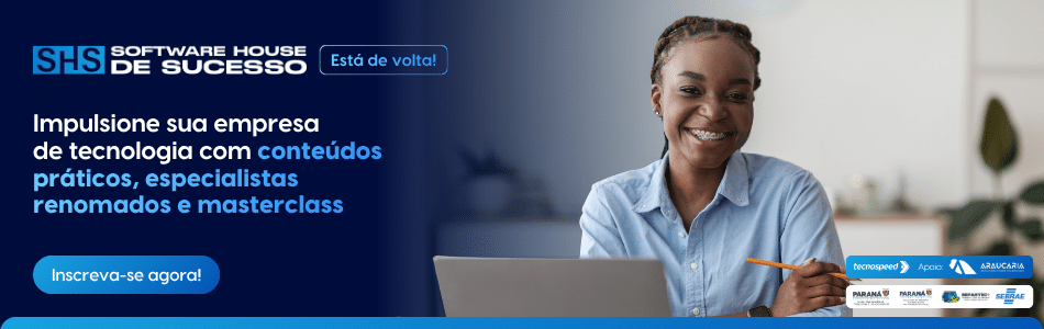 Mulher sorridente com cabelo trançado senta-se em uma mesa usando um laptop. Um banner azul promove o evento de tecnologia Software House de Sucesso, apresentando masterclasses e conteúdo especializado em gestão de software house, com "Inscreva-se agora!" e logotipos de patrocinadores na parte inferior.