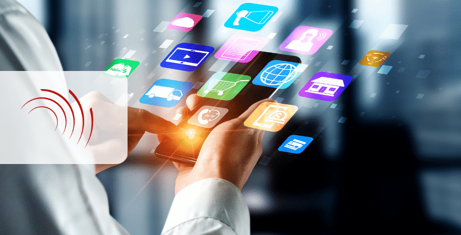 Uma pessoa usa um smartphone com ícones coloridos de aplicativos flutuando acima da tela, representando diversos serviços digitais e ferramentas de comunicação dentro do sistema tributário. O fundo desfocado enfatiza a tecnologia em uso.