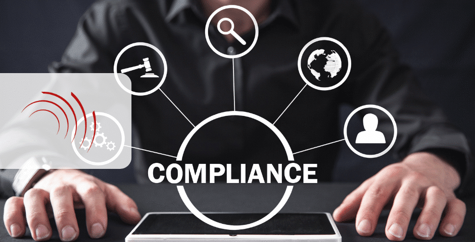 Uma pessoa está sentada à mesa com as mãos perto de um tablet. A palavra "COMPLIANCE" está dentro de um grande círculo, conectada a ícones que simbolizam conceitos tributários de regulamentação e conformidade, como martelo, lupa, globo, pessoa e engrenagens.