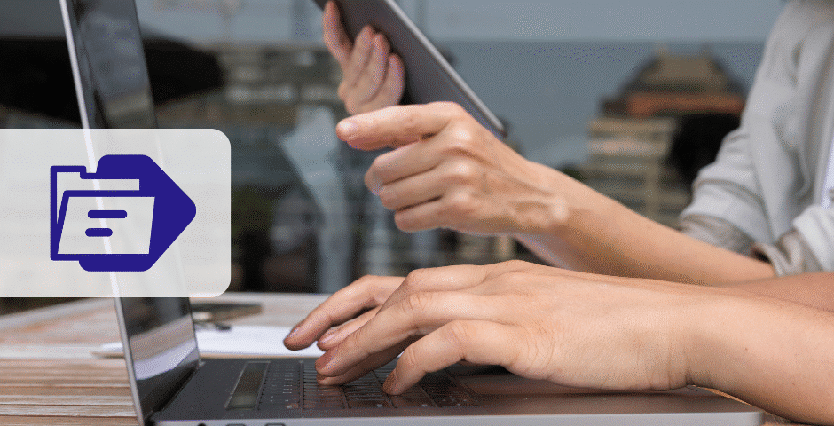 Duas pessoas trabalham juntas em um laptop; uma digita enquanto a outra aponta para a tela e segura um tablet. Um ícone de pasta com uma seta está sobreposto, enfatizando a Obrigatoriedade do SPED Fiscal na gestão de documentos.