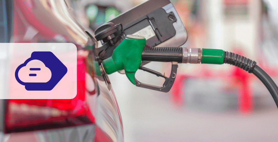 Um bocal de combustível verde é inserido no tanque de combustível de um carro prata em um posto de gasolina. Uma sobreposição de ícone de nuvem digital da tabela índice de mistura de biocombustível aparece no lado esquerdo da imagem.