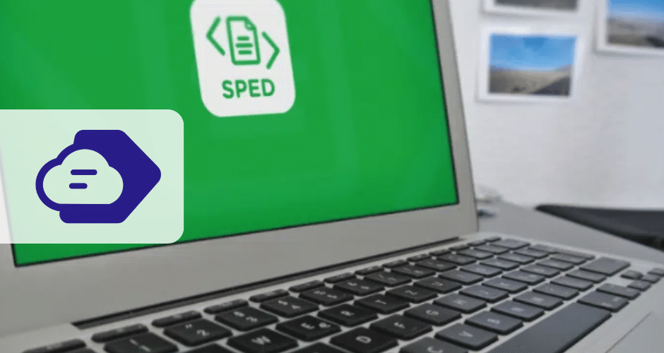 Um laptop exibe uma tela verde com um ícone de documento chamado "SPED Fiscal para o varejo". Em primeiro plano, um ícone de nuvem com linhas se destaca, enquanto fotos borradas de paredes formam o plano de fundo.
