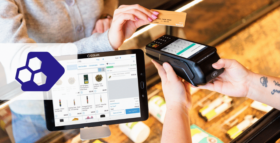 Uma pessoa entrega um cartão Visa amarelo a um caixa segurando um terminal de pagamento, demonstrando a integração dos meios de pagamento, com um tablet exibindo um menu digital de produtos nas proximidades, no que parece ser um balcão de varejo ou dispensário.
