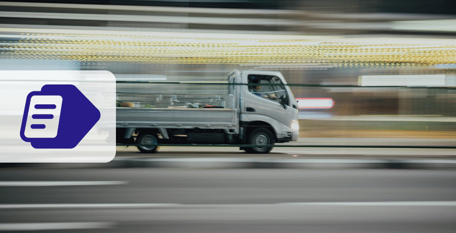 Um pequeno caminhão de plataforma passa em alta velocidade pelas luzes da cidade, criando um efeito de desfoque de movimento. Em primeiro plano, um ícone de documento digital API CT-e roxo e branco é sobreposto no lado esquerdo da imagem.