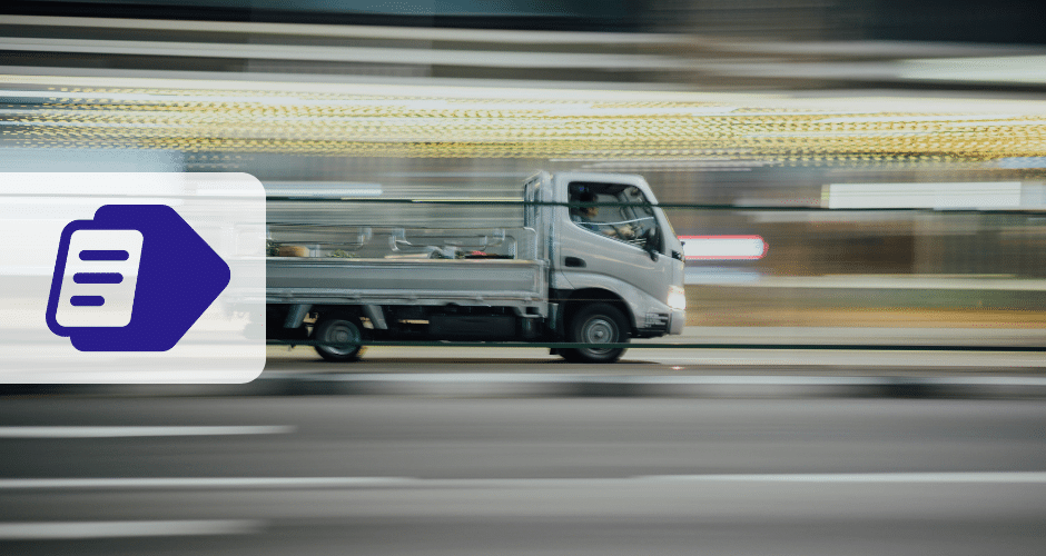 Um pequeno caminhão de plataforma passa em alta velocidade pelas luzes da cidade, criando um efeito de desfoque de movimento. Em primeiro plano, um ícone de documento digital API CT-e roxo e branco é sobreposto no lado esquerdo da imagem.