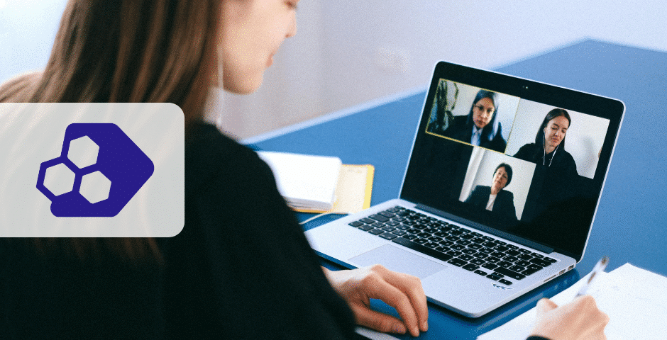 Uma mulher está sentada em uma mesa usando um laptop para uma chamada de vídeo com outras três pessoas. Um bloco de notas e o logotipo do hexágono roxo são visíveis, juntamente com a referência à Nota Técnica S-1.3 04/2025 no lado esquerdo da imagem.