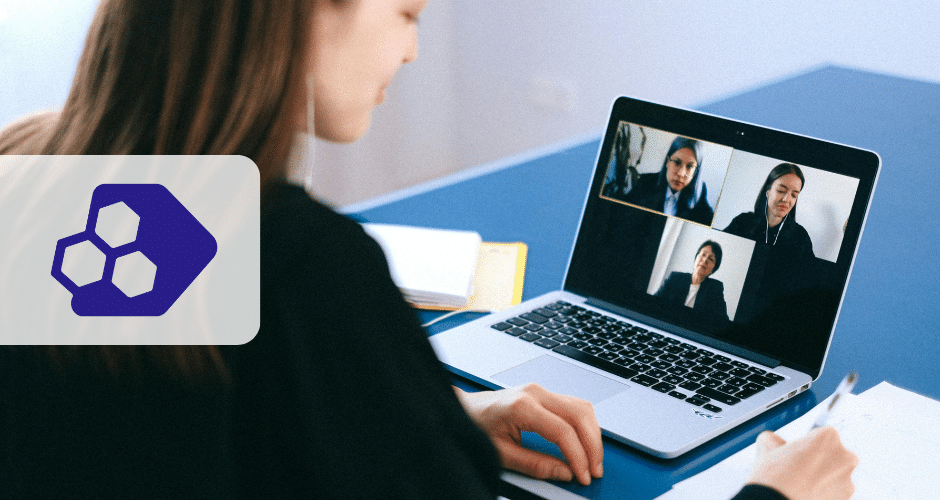 Uma mulher está sentada em uma mesa usando um laptop para uma chamada de vídeo com outras três pessoas. Um bloco de notas e o logotipo do hexágono roxo são visíveis, juntamente com a referência à Nota Técnica S-1.3 04/2025 no lado esquerdo da imagem.