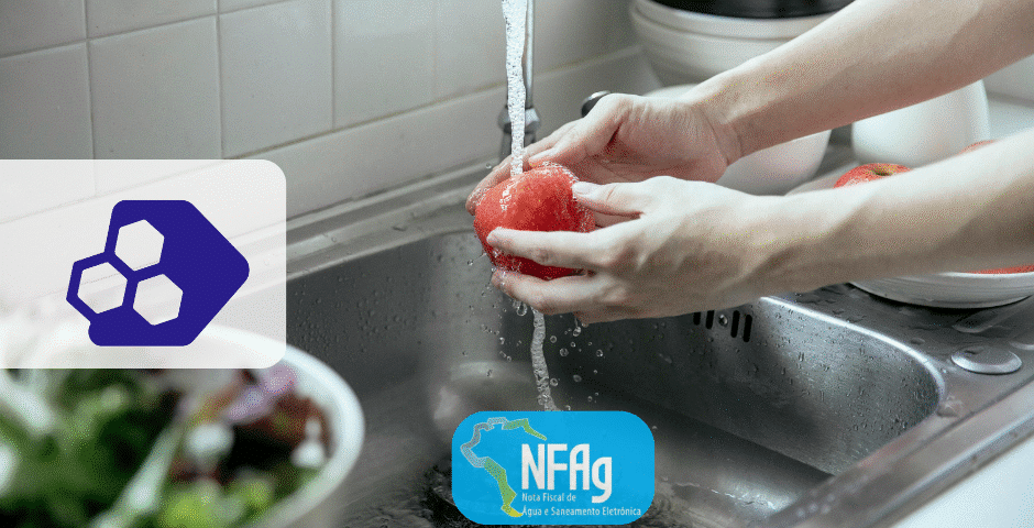 Uma pessoa lava um pimentão vermelho sob água corrente em uma pia de cozinha, com uma saladeira por perto. A imagem exibe dois logotipos, incluindo um rotulado como "NFAg" com um mapa do Brasil.