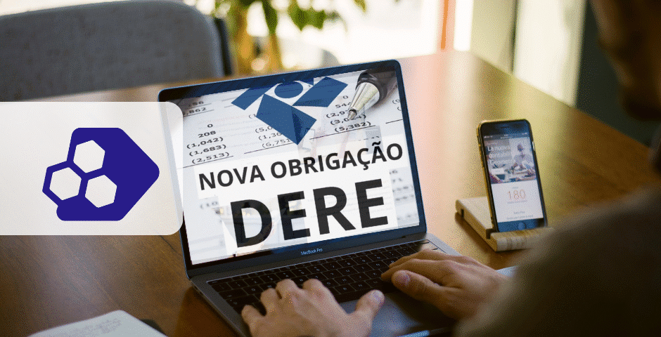 Uma pessoa digita em um laptop que exibe a mensagem "NOVA OBRIGAÇÃO DERE" enquanto documentos financeiros estão espalhados ao fundo. Um telefone e um logotipo da dere com tema de hexágono estão sobre a mesa, enfatizando a nova exigência fiscal.