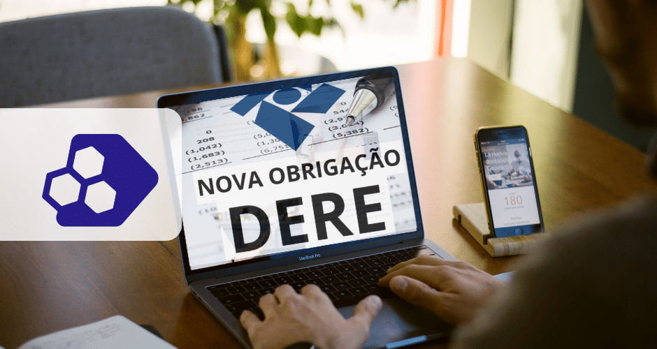 Uma pessoa digita em um laptop que exibe a mensagem "NOVA OBRIGAÇÃO DERE" enquanto documentos financeiros estão espalhados ao fundo. Um telefone e um logotipo da dere com tema de hexágono estão sobre a mesa, enfatizando a nova exigência fiscal.