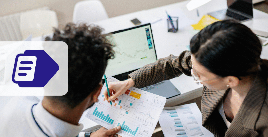 Duas pessoas analisam tabelas impressas com gráficos em uma mesa, com um laptop exibindo um gráfico de linhas próximo. O ícone do Google Docs e o texto "Registro 1400 SPED Fiscal" estão sobrepostos no lado esquerdo da imagem.
