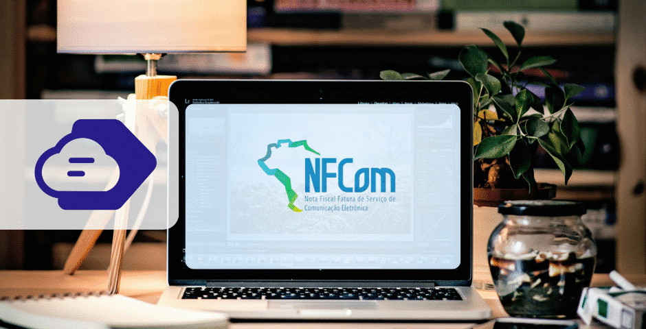 Um laptop em uma mesa exibe o logotipo da NFCom, com um mapa do Brasil e um texto sobre a Obrigatoriedade NFCom. Ao lado do laptop, há uma planta, uma vela e material de escritório. Um ícone abstrato de nuvem está sobreposto no lado esquerdo da imagem.