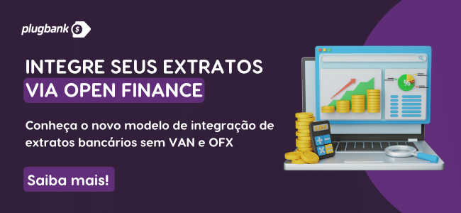 Banner da Plugbank destaca integração de extratos via Open Banking e Open Finance. Exibe notebook, moedas e gráficos, enfatizando a integração bancária sem VAN e OFX. Inclui o botão "Saiba mais!".