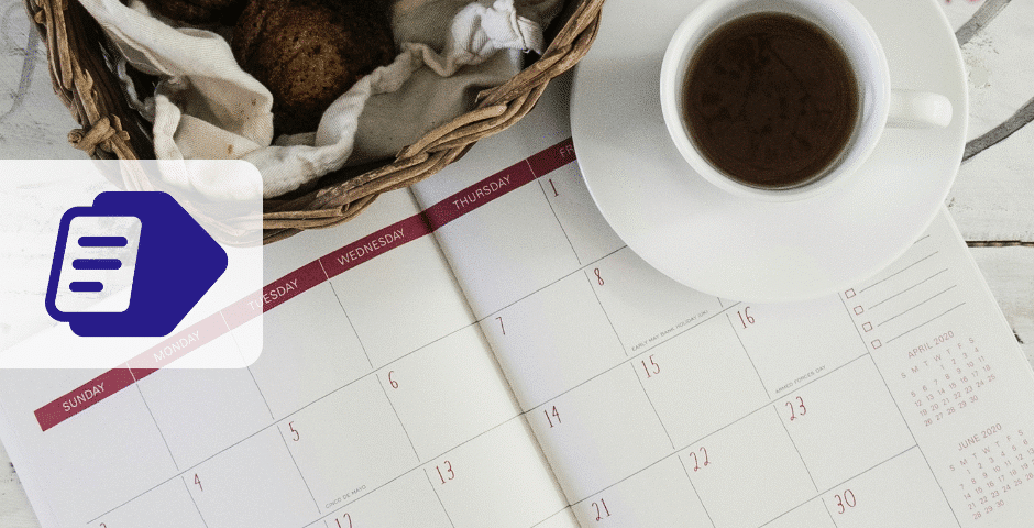 Uma xícara de café e uma cesta de biscoitos estão sobre uma mesa ao lado de uma agenda aberta, sugerindo organização - perfeita para mapear um cronograma de reforma tributária. Um ícone de documento ilustrado está sobreposto no canto inferior esquerdo.