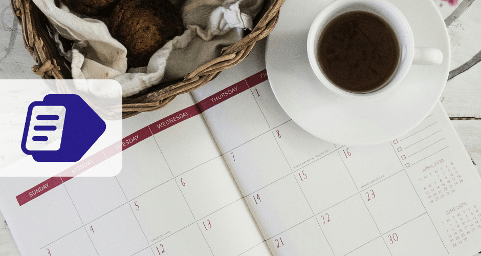 Uma xícara de café e uma cesta de biscoitos estão sobre uma mesa ao lado de uma agenda aberta, sugerindo organização - perfeita para mapear um cronograma de reforma tributária. Um ícone de documento ilustrado está sobreposto no canto inferior esquerdo.