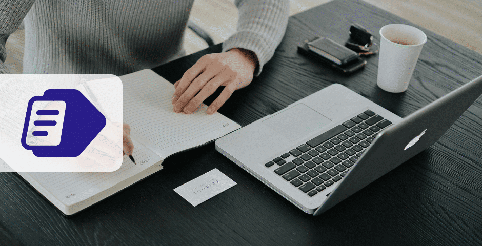 Uma pessoa escreve em um caderno ao lado de um laptop aberto em uma mesa preta, com uma carteira, um telefone, um cartão de visita e um copo de papel por perto. Um ícone de formulário digital do Registro C170 está sobreposto no lado esquerdo da imagem.
