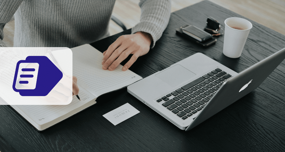 Uma pessoa escreve em um caderno ao lado de um laptop aberto em uma mesa preta, com uma carteira, um telefone, um cartão de visita e um copo de papel por perto. Um ícone de formulário digital do Registro C170 está sobreposto no lado esquerdo da imagem.