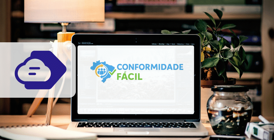 Um laptop em uma mesa de madeira exibe o logotipo "Conformidade Fácil", destacando o Portal Conformidade Fácil. A mesa contém livros, uma planta, uma lâmpada e um frasco de vidro. Um ícone de nuvem azul com linhas aparece no lado esquerdo da imagem.