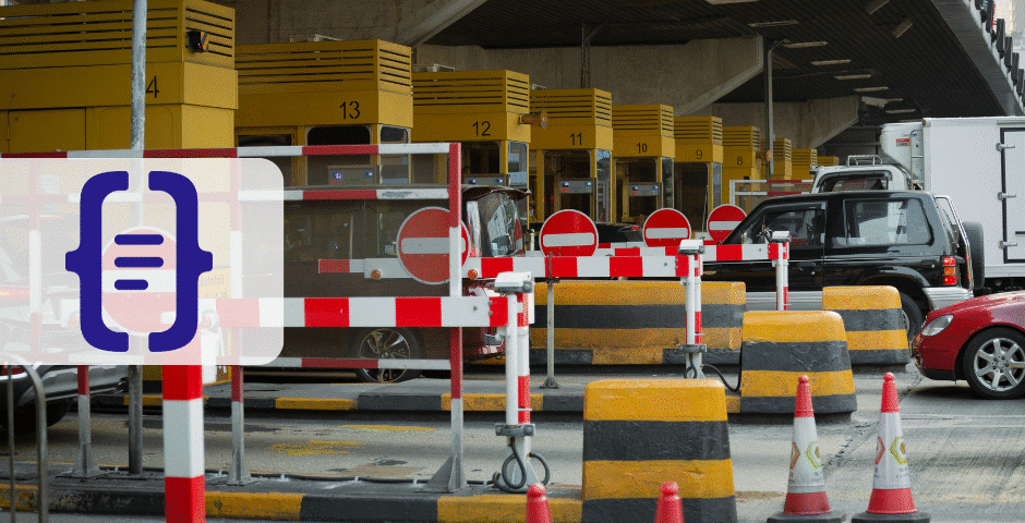 Vários carros aguardam em filas em uma praça de pedágio com barreiras vermelhas e brancas, cabines amarelas e cones de trânsito. Não há placas de entrada visíveis e um símbolo de código NFS-e Via de grandes dimensões sobrepõe parte da imagem.