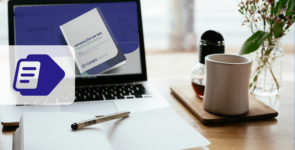 Um caderno aberto com uma caneta, uma caneca e um bule de café de vidro estão sobre uma mesa de madeira. Um laptop exibe um documento digital da Cartilha Orientativa, com um ícone de arquivo grande sobreposto no canto inferior esquerdo. Uma pequena planta está ao fundo.