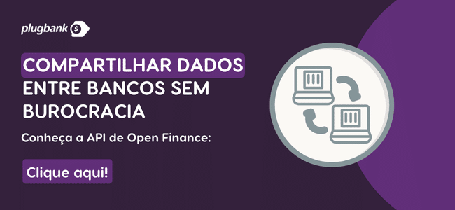 Banner promocional da Plugbank sobre a API de Open Finance. Mostra dois notebooks conectados por setas, destacando a facilidade de compartilhar dados entre bancos. Botão roxo com o texto "Clique aqui!".