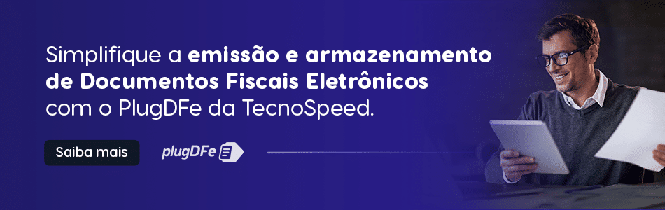 Banner em tons de roxo com um homem sorrindo usando óculos e segurando papéis, ao lado do texto: "Simplifique a emissão e armazenamento de Documentos Fiscais Eletrônicos, incluindo Nota Técnica EFD-Reinf 03/2026 - CNPJ Alfanumérico, com o PlugDFe da TecnoSpeed". Botão: "Saiba mais".