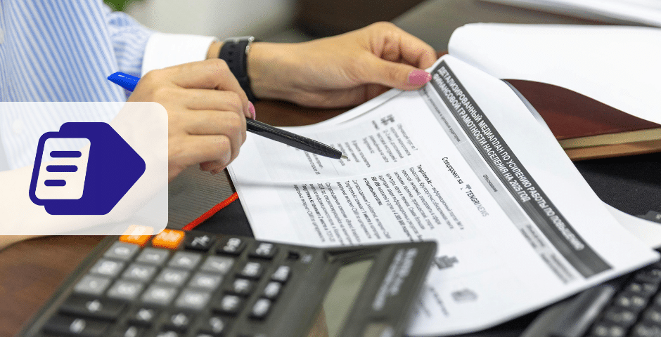 Uma pessoa segurando e revisando um documento impresso com uma caneta, sentada em uma mesa com uma calculadora e um notebook. Um ícone do Google Docs aparece no canto, sugerindo que eles podem estar gerenciando problemas como Instabilidade NFS-e Nacional.