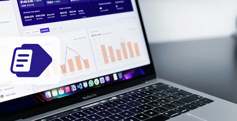 Um MacBook Pro exibe gráficos e dados financeiros na tela, destacando tendências para documentos fiscais. Um ícone grande de um documento com um contorno roxo está sobreposto no lado esquerdo da imagem.