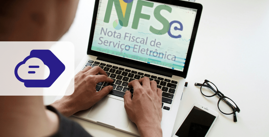 Uma pessoa usa um laptop que exibe "NFS-e Nota Fiscal de Serviço Eletrônico". Sobre a mesa, há óculos, um smartphone e um notebook. Um ícone com uma nuvem e linhas de texto aparece, sugerindo o acesso à tabela de correlação de serviços.
