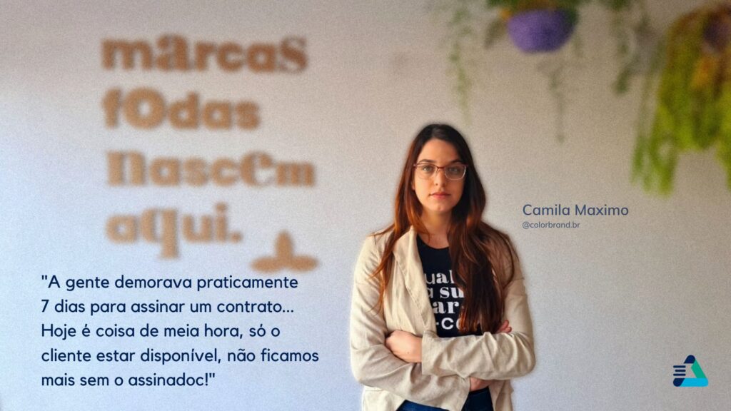Mulher de cabelos longos e óculos, de braços cruzados, em frente a uma parede com texto embaçado. Ao lado dela há uma citação em português sobre a assinatura digital eletrônica de contratos mais rápida, atribuída a Camila Maximo.