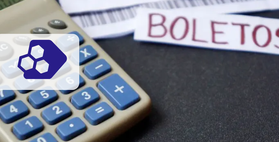 Um close-up de uma calculadora e um papel com "BOLETOS" escrito, sugerindo cálculos financeiros, pagamentos de contas ou preocupações com multa e juros. Um logotipo de hexágono branco e azul é sobreposto à imagem.