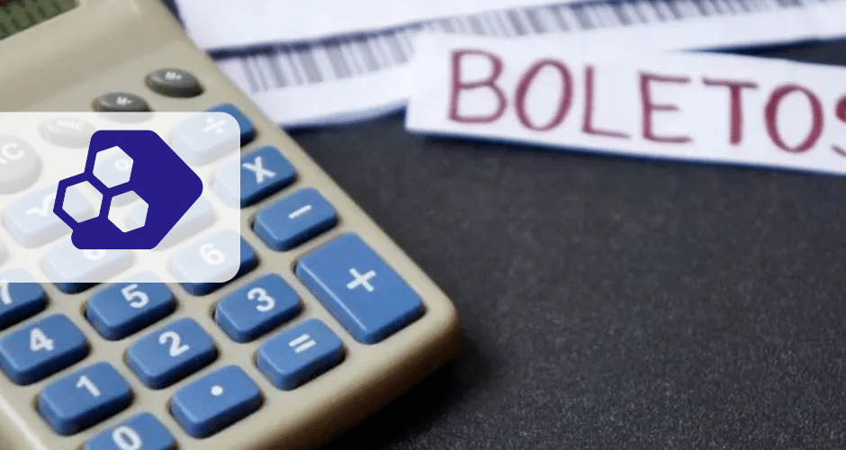 Um close-up de uma calculadora e um papel com "BOLETOS" escrito, sugerindo cálculos financeiros, pagamentos de contas ou preocupações com multa e juros. Um logotipo de hexágono branco e azul é sobreposto à imagem.