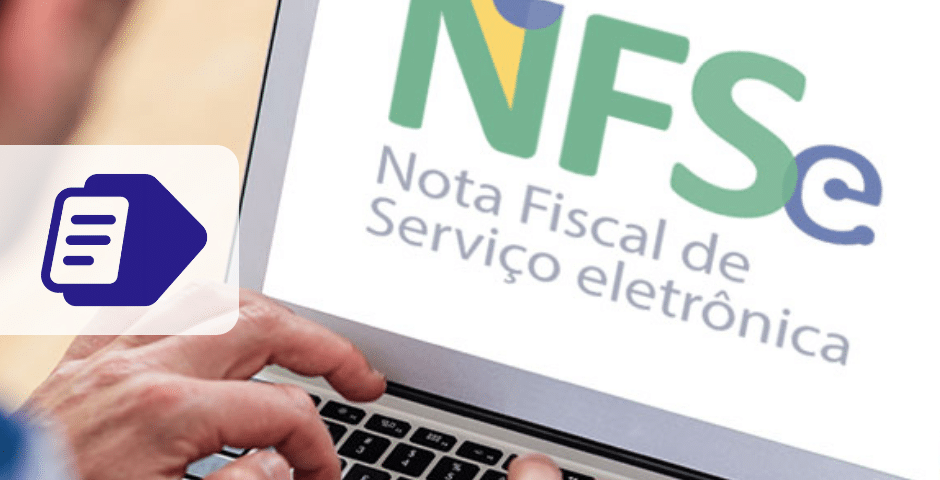 Close-up de mãos digitando em um teclado de laptop, com a tela exibindo o logotipo e o texto "NFS-e Nota Fiscal de Serviço eletrônico" e fazendo referência à NT 008/2026. Um ícone com um documento e um fundo roxo é visível à esquerda.