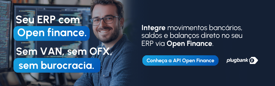 Um homem sorridente, de óculos, está sentado em uma mesa com códigos exibidos nos monitores. O texto destaca a integração do ERP da Plugbank com o Open Finance, ressaltando que não há VAN, nem OFX, nem burocracia. Um botão azul convida você a conhecer a API e explorar o glossário Open Finance para uma compreensão mais aprofundada.