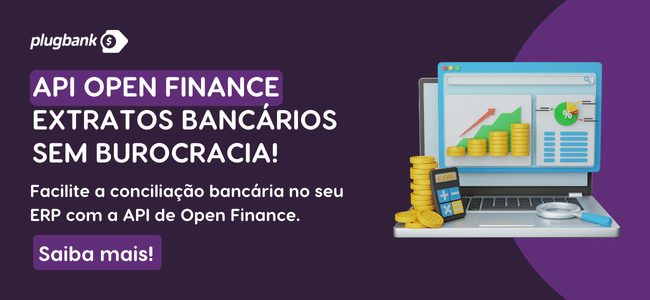 Banner promocional da Plugbank sobre API Open Finance dentro do artigo FAQ Open Finance, com texto destacando extratos bancários sem burocracia. À direita, ilustração de computador, moedas e cartões representando finanças. Botão: "Saiba mais!".