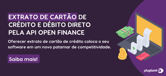 Banner com texto sobre extrato de cartão de crédito pela API Open Finance, ilustração de laptop, cartão, dinheiro e moedas, botão "Saiba mais!" no canto inferior direito e logotipo da plugbank.