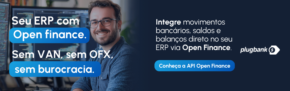 Banner em português mostrando um homem sorridente com óculos, sentado em frente ao computador. Texto destaca integração de ERP com Open Finance e Reforma Tributária, promovendo facilidade, sem burocracia. Botão: "Conheça a API Open Finance".