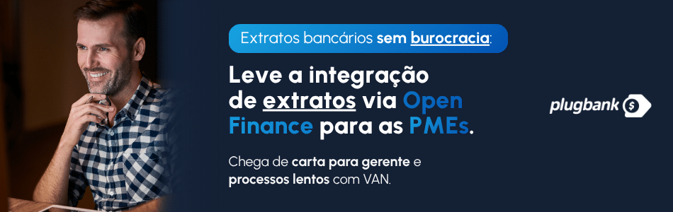 Um homem sorridente está sentado em uma mesa usando um laptop. À direita, um texto em português destaca a integração perfeita de extratos bancários por meio do Open Finance para PMEs, com o logotipo do Plugbank exibido.