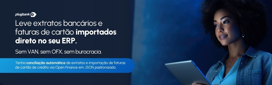 Uma mulher segurando um tablet olha para a tela. O texto promove a importação automática de extratos bancários e faturas de cartão para o ERP, destacando a ausência de burocracia graças ao open banking. O fundo azul, o logotipo da PlugBank e uma legenda em uma caixa azul na parte inferior explicam como funciona o open finance.