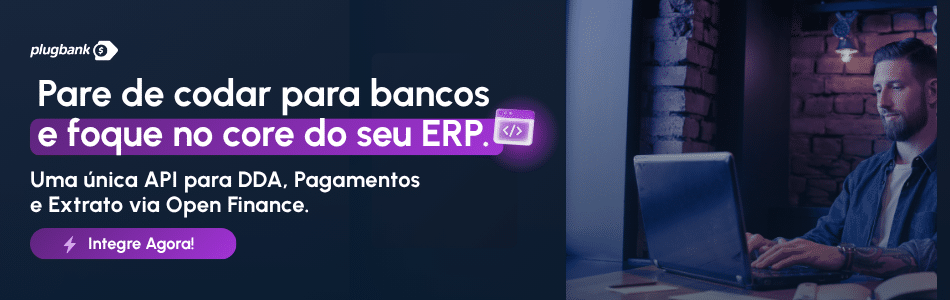 Um banner em português mostra um homem trabalhando em um laptop em um ambiente moderno, acompanhado do texto: "Pare de programar para bancos e concentre-se no núcleo do seu ERP. Uma única API de integração bancária para DDA, pagamentos e extratos via Open Finance.