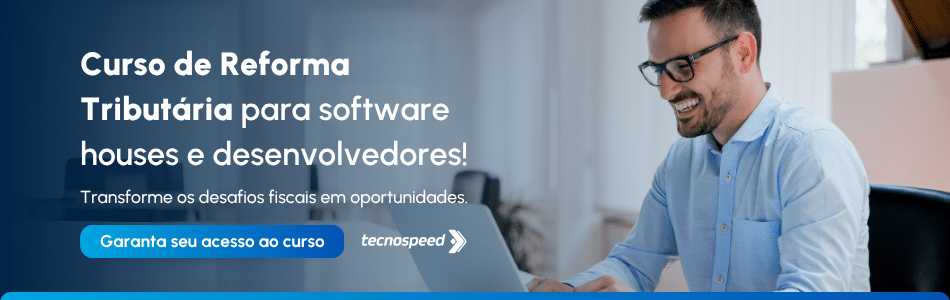 Homem sorridente usando laptop em uma mesa, com texto promocional sobre o curso da reforma tributária para software houses e desenvolvedores oferecido pela Tecnospeed que aborda a obrigatoriedade IBS e CBS. Botão azul convida a garantir acesso ao curso.