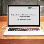 Um laptop sobre uma mesa de madeira exibe um documento intitulado "Projeto Reforma Tributária do Consumo - Adequações NFS-e Nacional NT 009" com uma xícara de café ao lado.